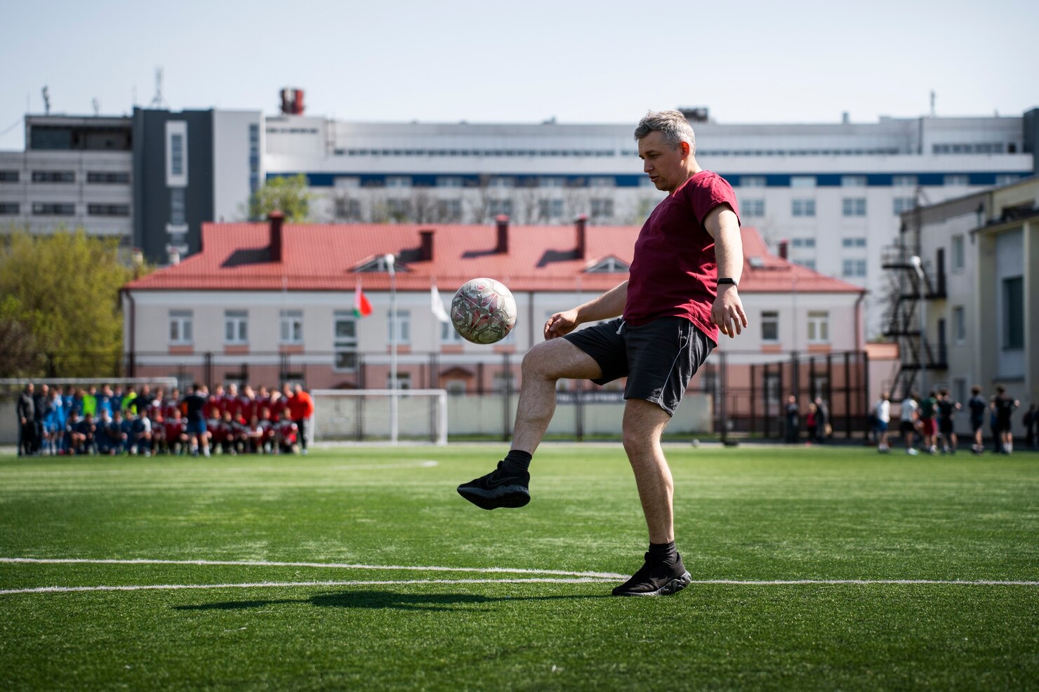 Partido de fútbol amateur en campo al aire libre